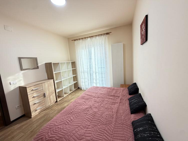 Apartament cu 3 camere semidecomandat în Aradului