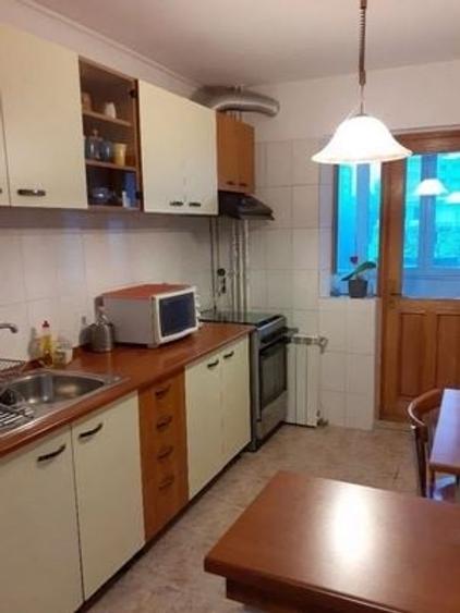 Apartament cu 3 camere semidecomandat în Iancului