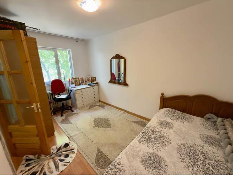 Apartament cu 3 camere semidecomandat în Alexandru cel Bun