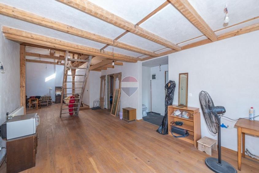 Casă individuală cu 10 camere cu Teren 250 Mp în Gara de Nord