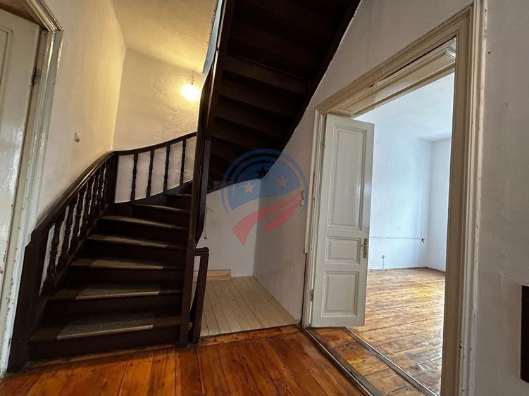 Casă individuală cu 8 camere cu Canalizare în Ultracentral