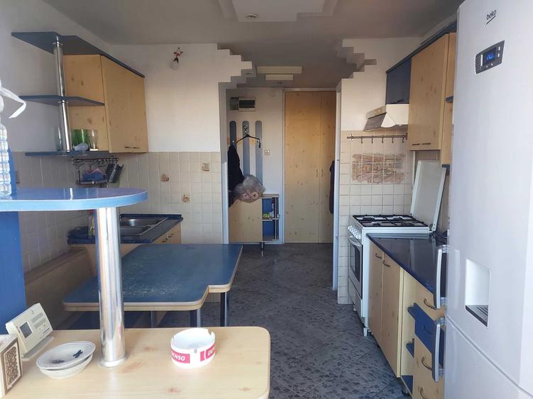 Apartament cu 3 camere semidecomandat în Crângași