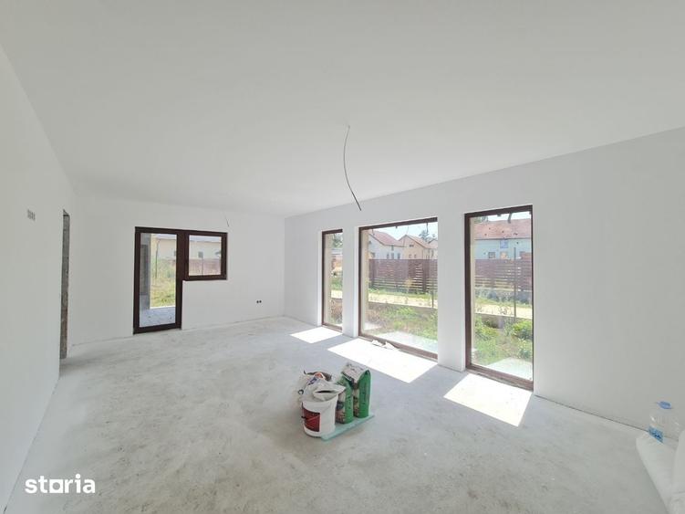 Casă cu 4 camere cu Teren 368 Mp în Stupini