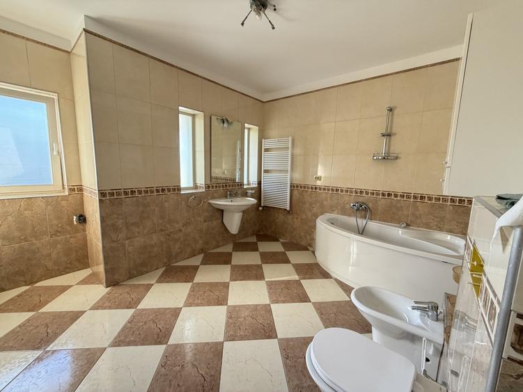 Casă individuală cu 6 camere cu Canalizare în Mănăștur