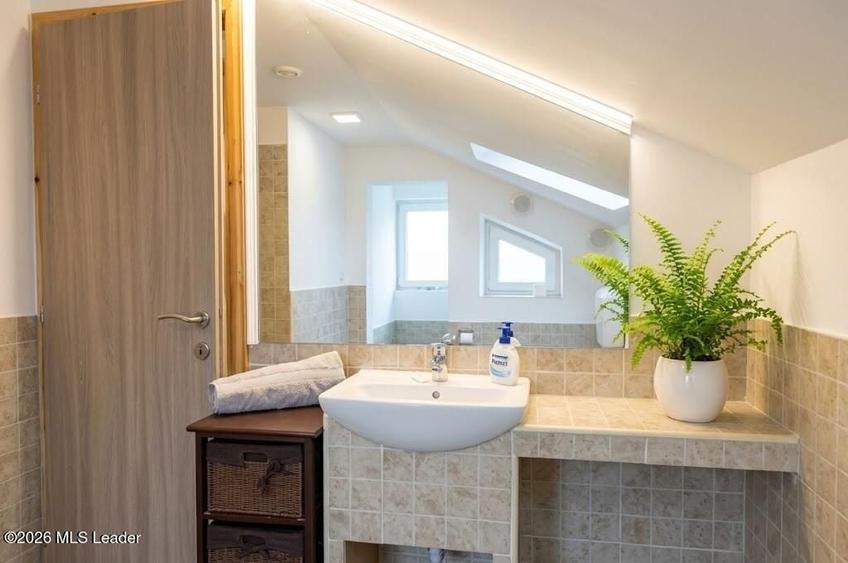 Casă individuală cu 6 camere cu Canalizare în Central