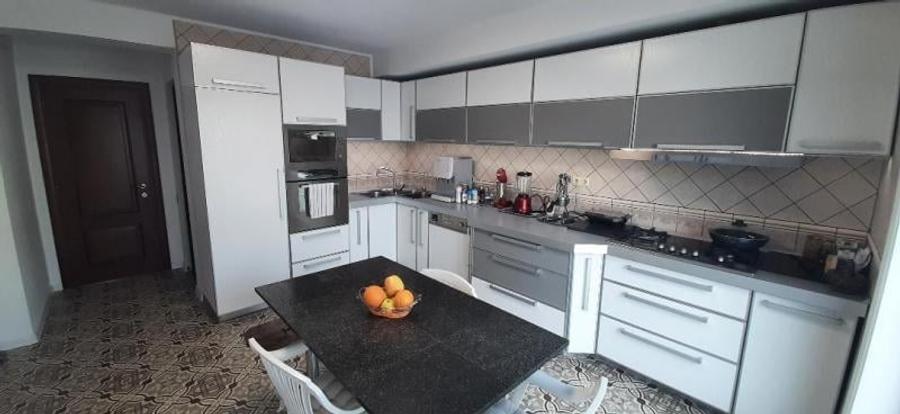 Casă individuală cu 7 camere cu Canalizare în Ultracentral