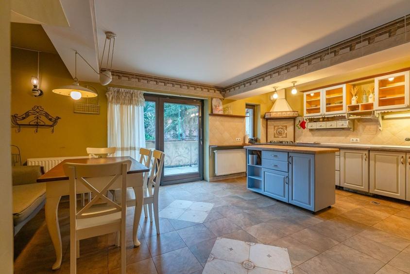 Casă individuală cu 7 camere cu Canalizare în Central