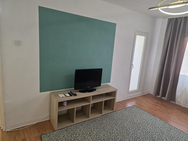 Inchiriez apartament 2 camere, decomandat, balcon, proaspat renovat, mobilat, utilat Arad, zona Aradul Nou vizavi de Gara, bloc reabilitat. - 7