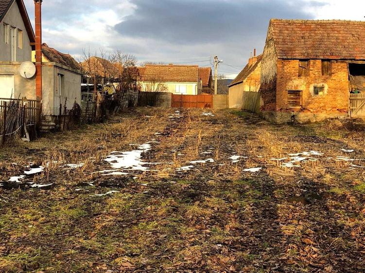 Teren de 1300 mp, în Săcădate