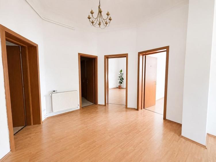 Apartament cu 4 camere circular în P-ța Romană