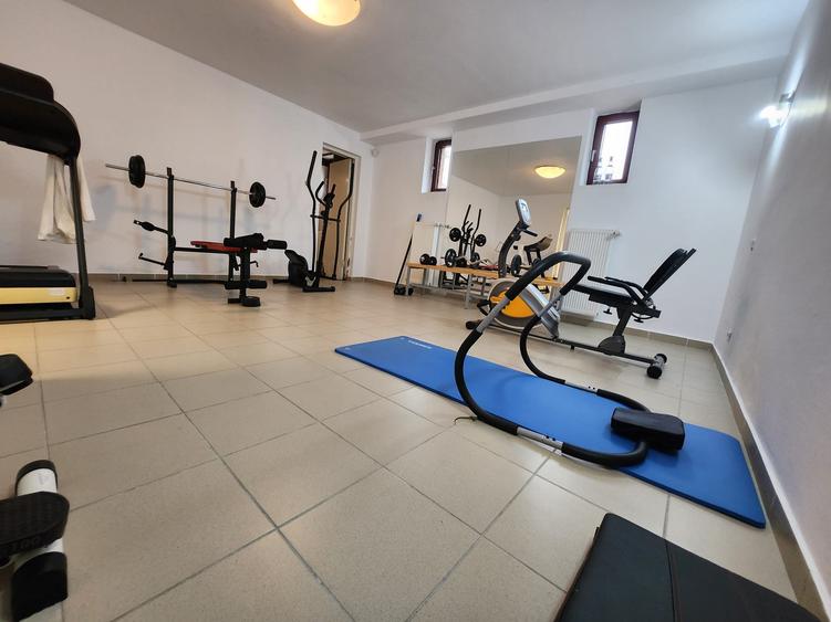 Casă cu 5 camere cu Piscina în Băneasa