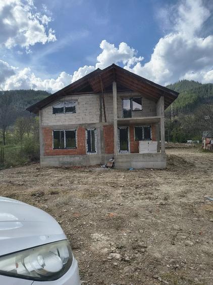 Casă cu Teren 990 Mp în Tașca