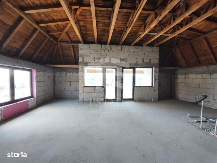 Casă cu 4 camere în Lumina