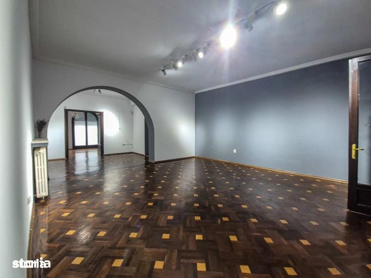 Apartament cu 4 camere decomandat în Romană
