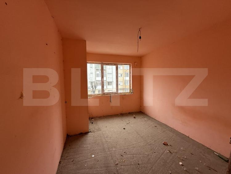 Apartament cu 56 camere decomandat în Cugir