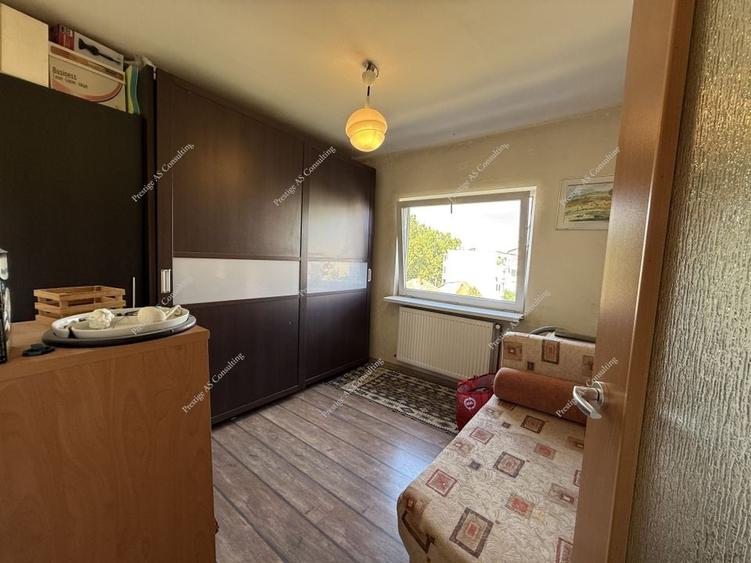 Apartament cu 3 camere decomandat în Girocului
