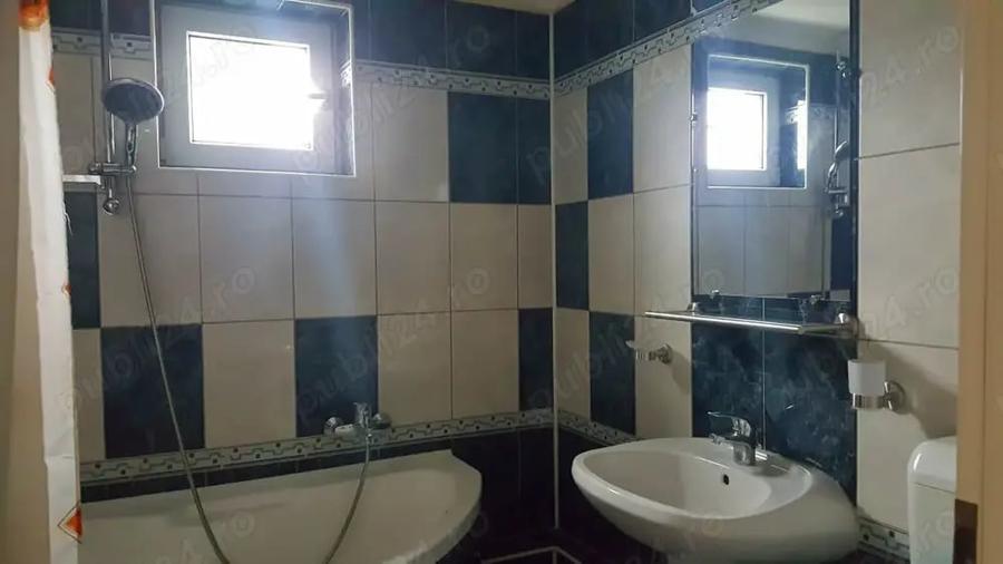 Apartament cu 3 camere semidecomandat, mobilat în Tei
