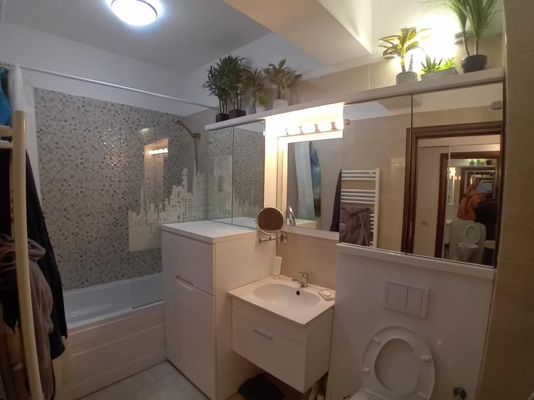 Apartament cu 3 camere semidecomandat, mobilat în Alba Iulia