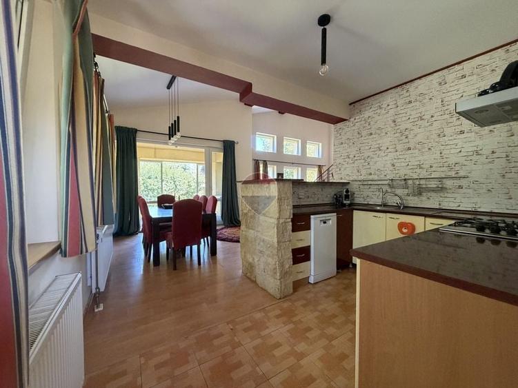 Casă individuală cu 8 camere cu Teren 1947 Mp în Corbeanca