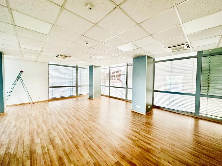 Spațiu comercial, de 933.39001464844 mp, în Central