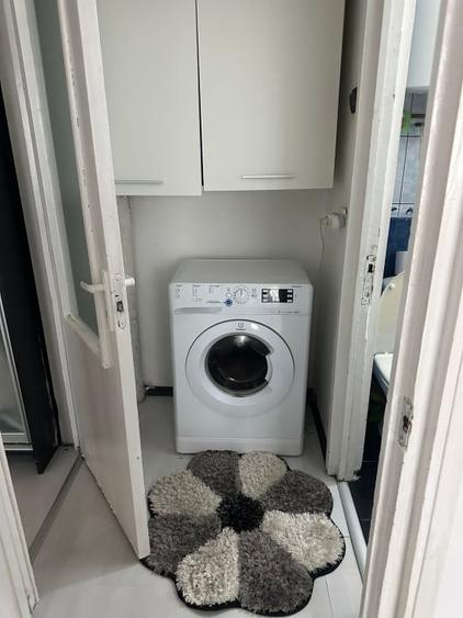 Apartament cu 3 camere semidecomandat, mobilat în Calea București
