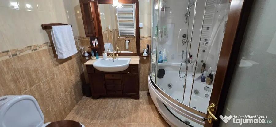 Casă cu 5 camere cu Teren 860 Mp în Central