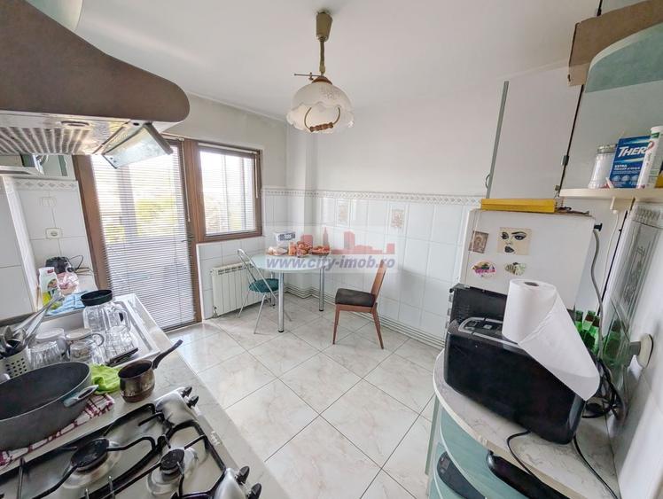 Apartament cu 4 camere semidecomandat, mobilat în Central