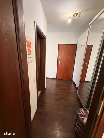 Apartament cu 3 camere semidecomandat în Berceni