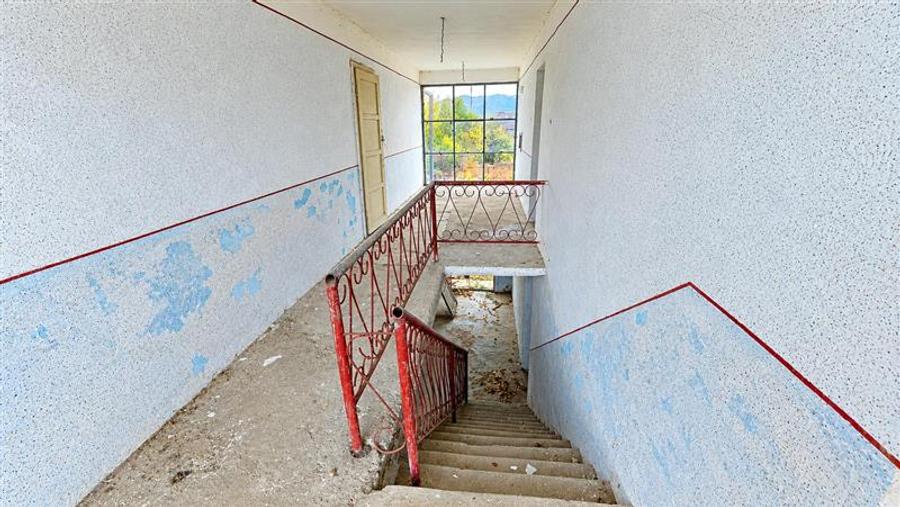 Casă individuală cu 7 camere cu Teren 825 Mp în Lăpușnicu Mare
