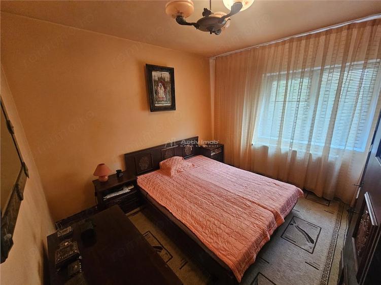 Apartament cu 4 camere decomandat în Micro IV