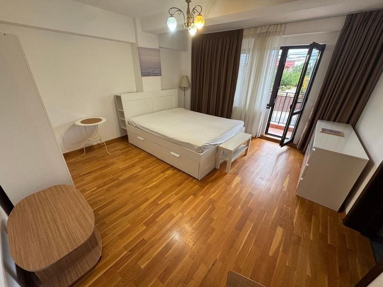 Apartament cu 4 camere semidecomandat, mobilat în Est