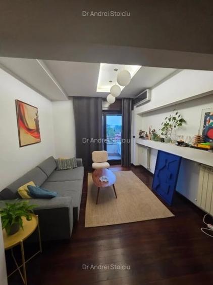 Apartament cu 3 camere semidecomandat, mobilat în Romană