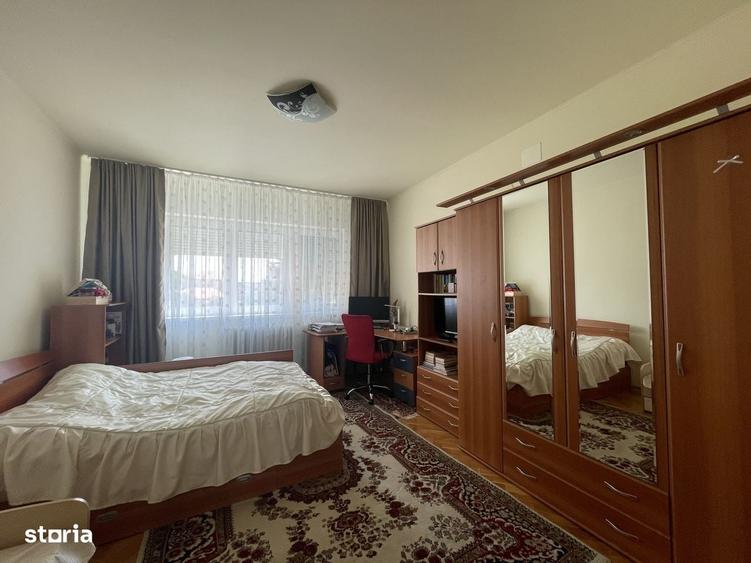 Apartament cu 4 camere în Cetate