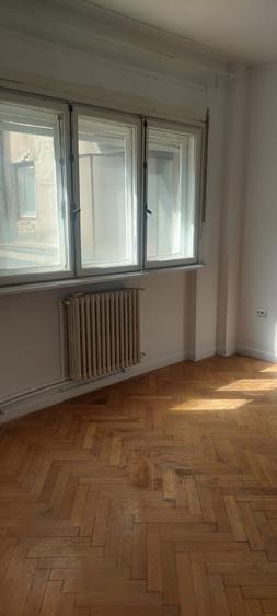 Apartament cu 3 camere semidecomandat în Centrul Istoric