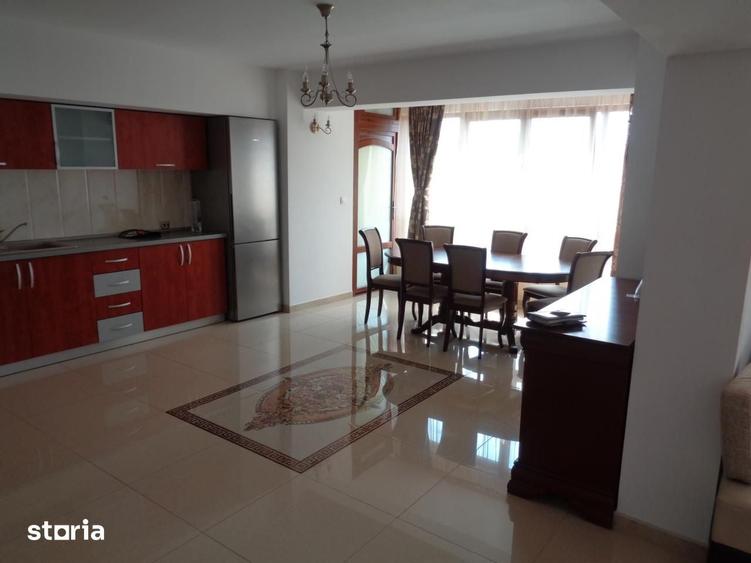 Apartament cu 3 camere decomandat în Calea București