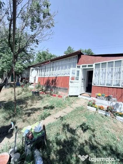Casă cu 2 camere cu Teren 2200 Mp în Burlești