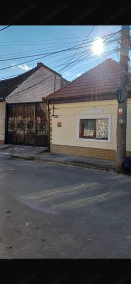 Casa de vanzare compartimentata in 3 apartamente - 4