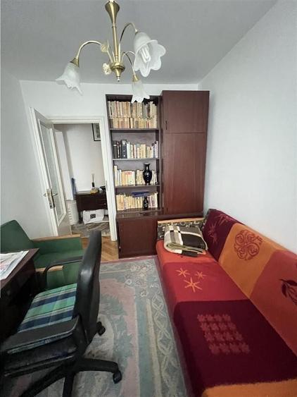 Apartament cu 4 camere semidecomandat în Central