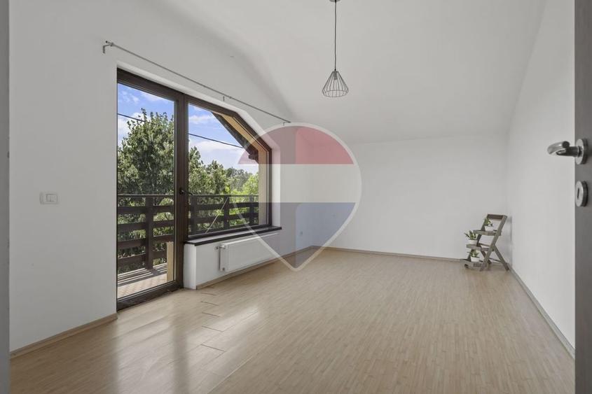 Casă individuală cu 6 camere cu Teren 572 Mp în Central