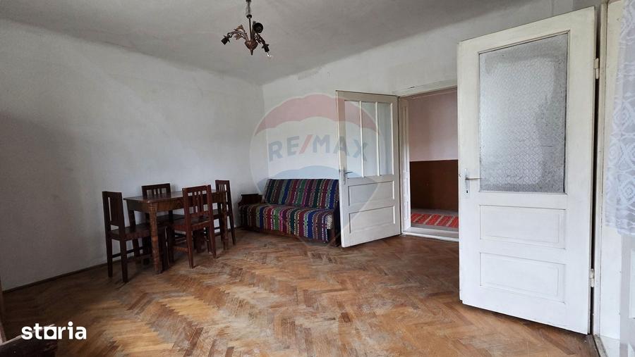 Casă cu 3 camere semidecomandat cu Teren 2200 Mp în Gornești
