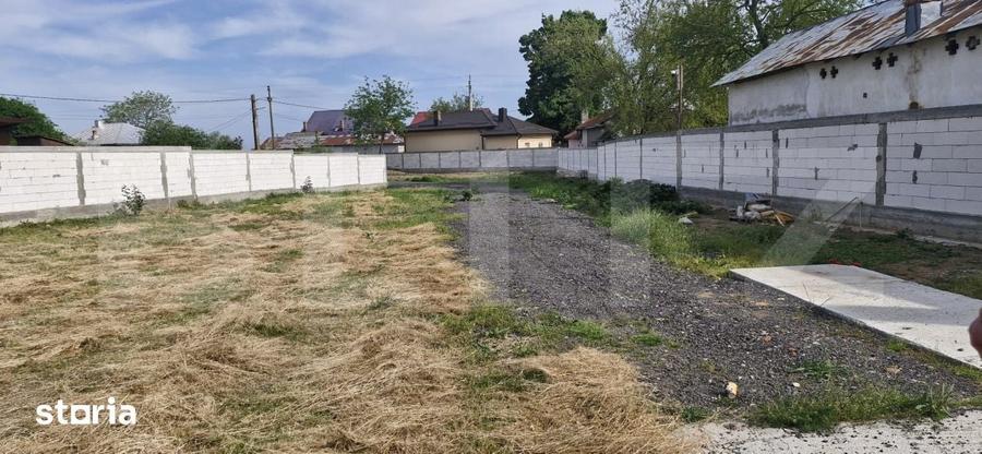 Teren de 1400 mp, în Petrești