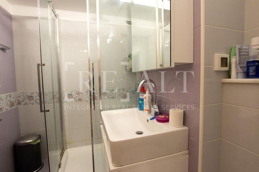 Apartament cu 3 camere semidecomandat, mobilat în P-ța Victoriei