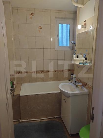 Apartament cu 2 camere semidecomandat, mobilat în Rovine