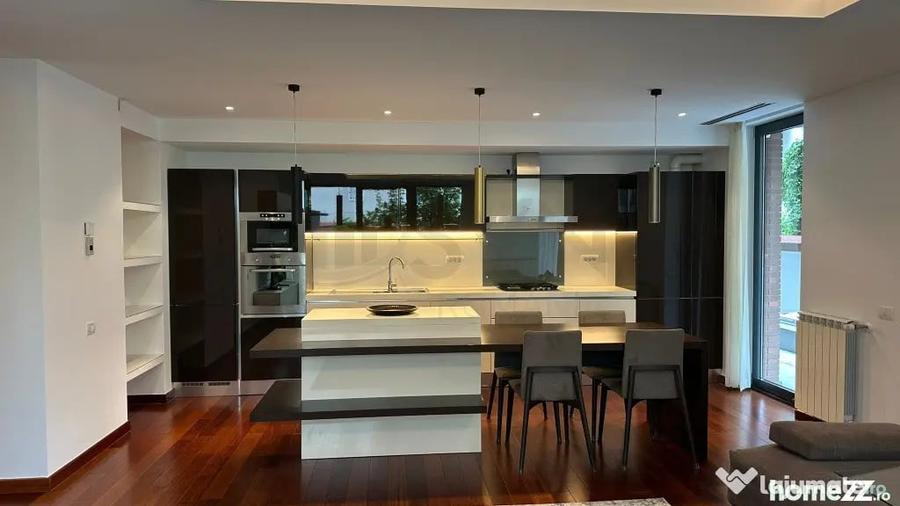 Apartament cu 4 camere decomandat în Central