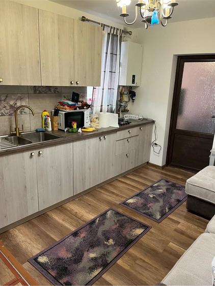 Apartament cu 3 camere semidecomandat, mobilat în Central