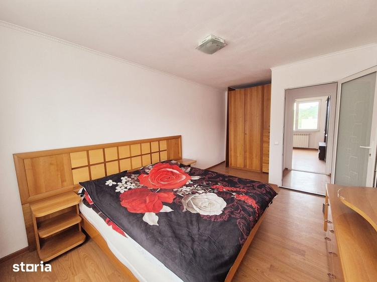 Apartament cu 3 camere decomandat în Est