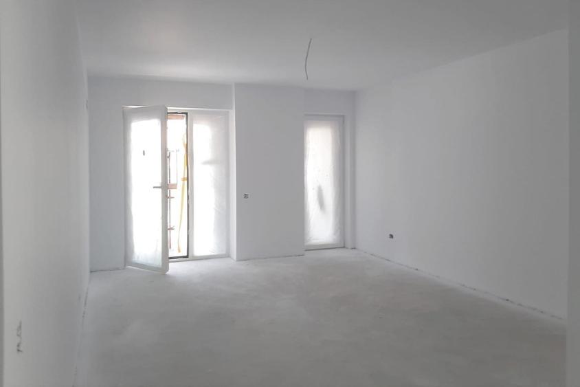 Apartament cu 3 camere decomandat în Noua