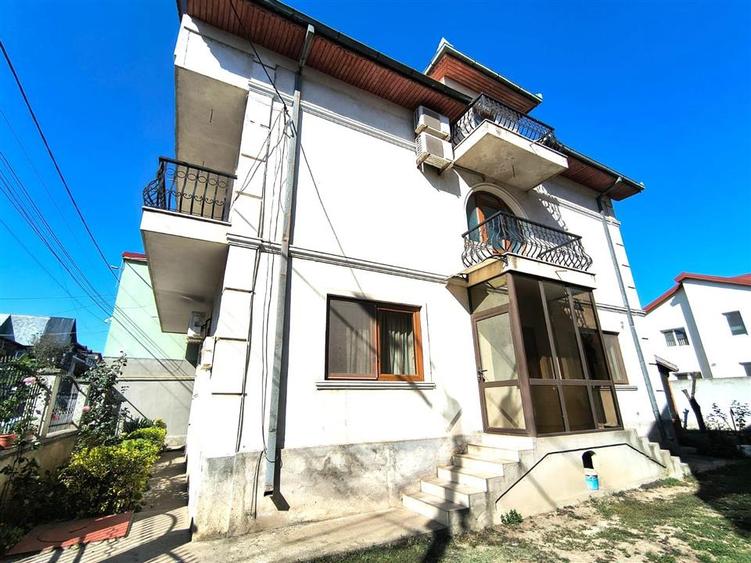 Casă cu 7 camere cu Teren 400 Mp în Lazu