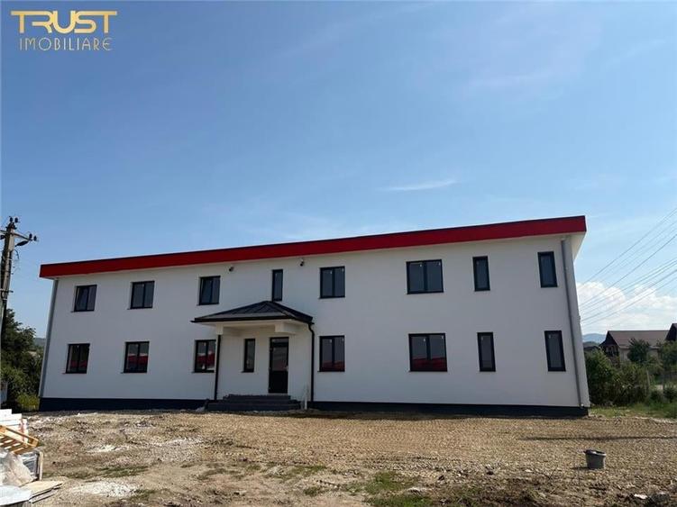 Apartament cu 8 camere semidecomandat în Petriș