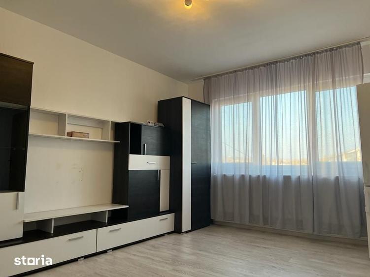 Apartament cu 3 camere semidecomandat în Micro 5